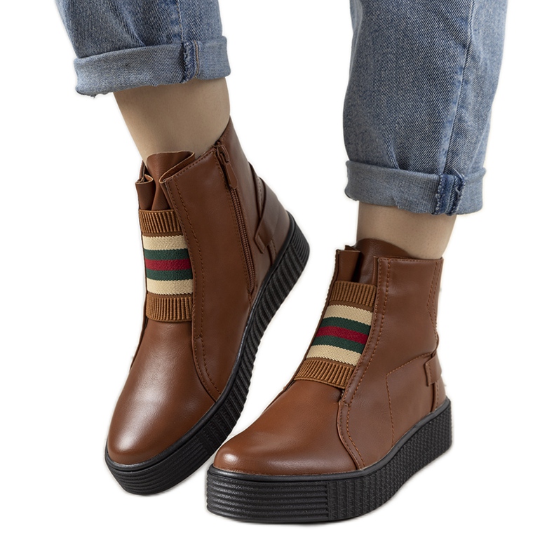 Bruna stövlar på Nazario -plattformen