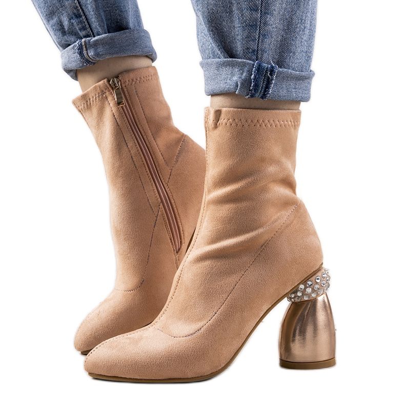 Rosa stövlar på ett dekorativt Bazin -inlägg