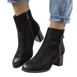 Svarta stövlar med nötning från Montano