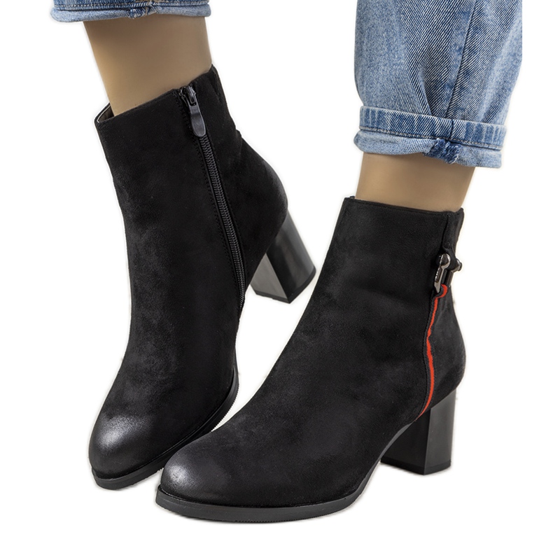 Svarta stövlar med nötning från Montano