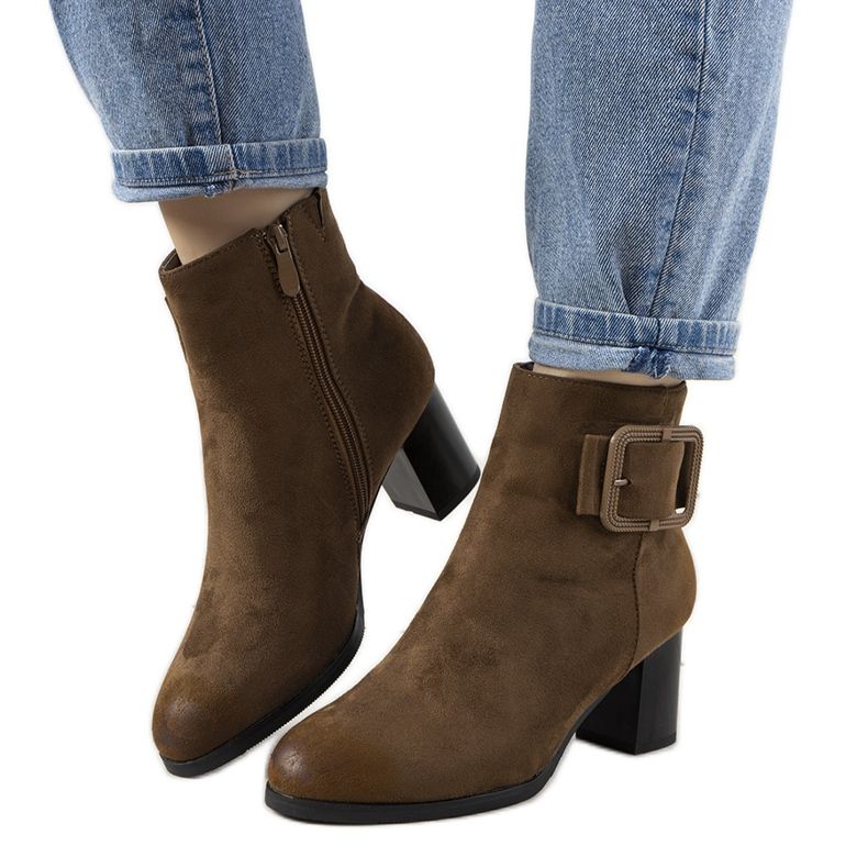 Bruna stövlar på Carrillo -stolpen