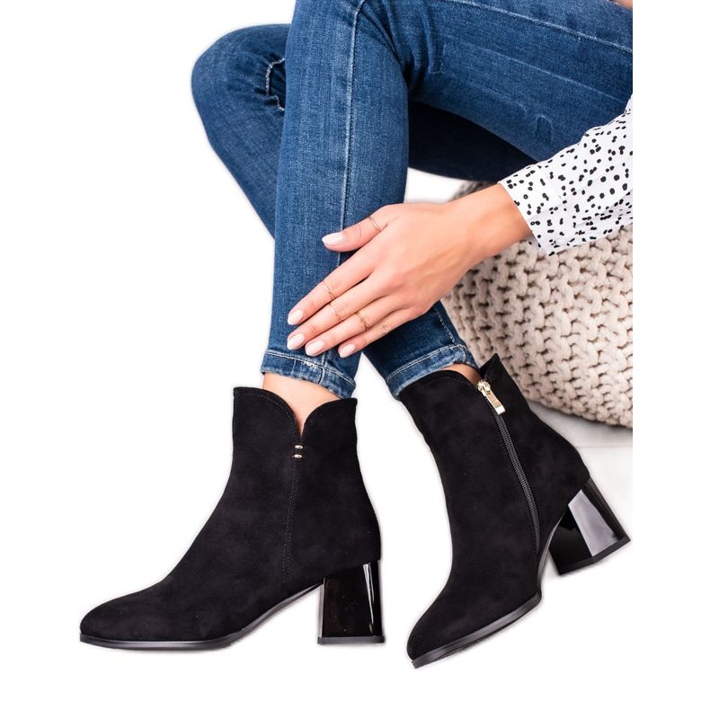 Goodin Svarta stövlar på ett inlägg