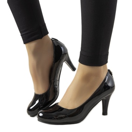 Svarta lackpumpar på Zamora -pelaren