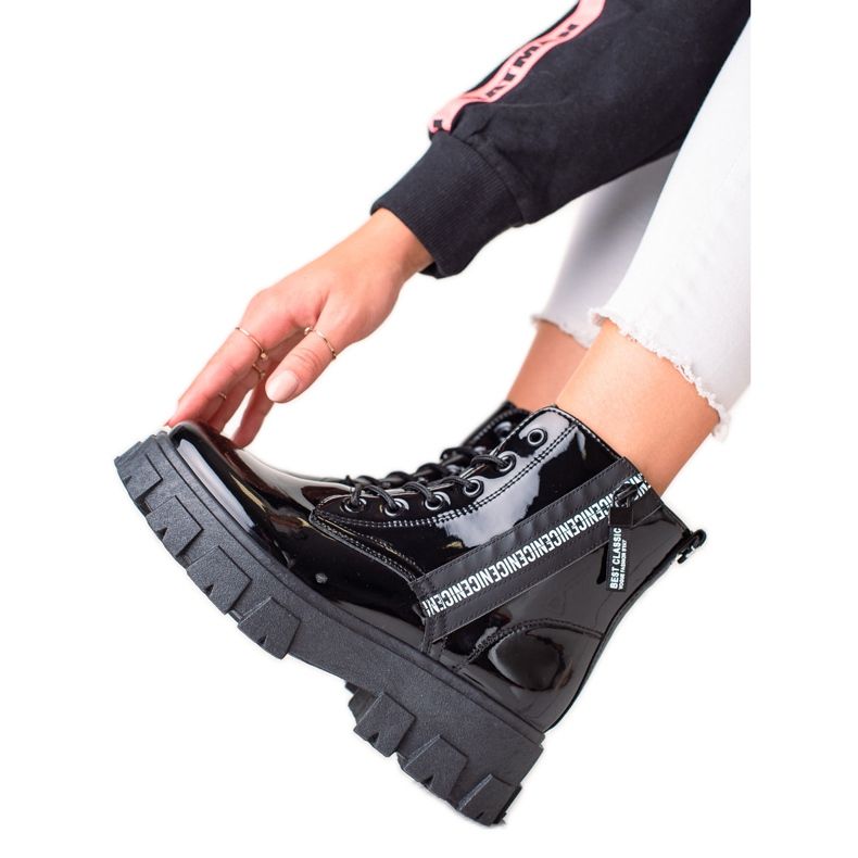 TRENDI Svartknutna arbetare på plattformen