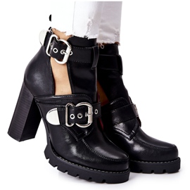 Stövlar på ett inlägg Svart Bramshall -spänne