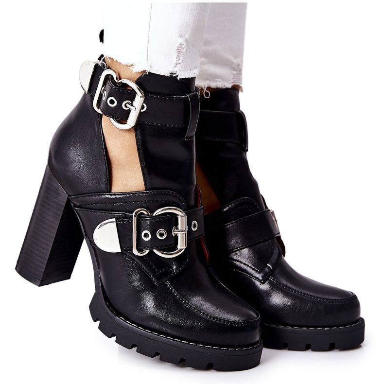 Stövlar på ett inlägg Svart Bramshall -spänne