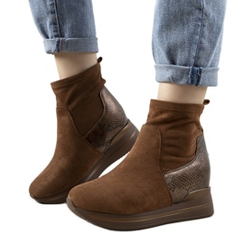 Bruna sneakers med en Garibay ormskinnsinlägg