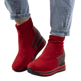 Röda sneakers med en Garibay ormskinnsinlägg