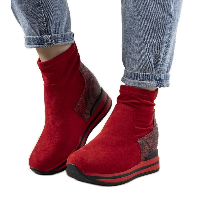 Röda sneakers med en Garibay ormskinnsinlägg