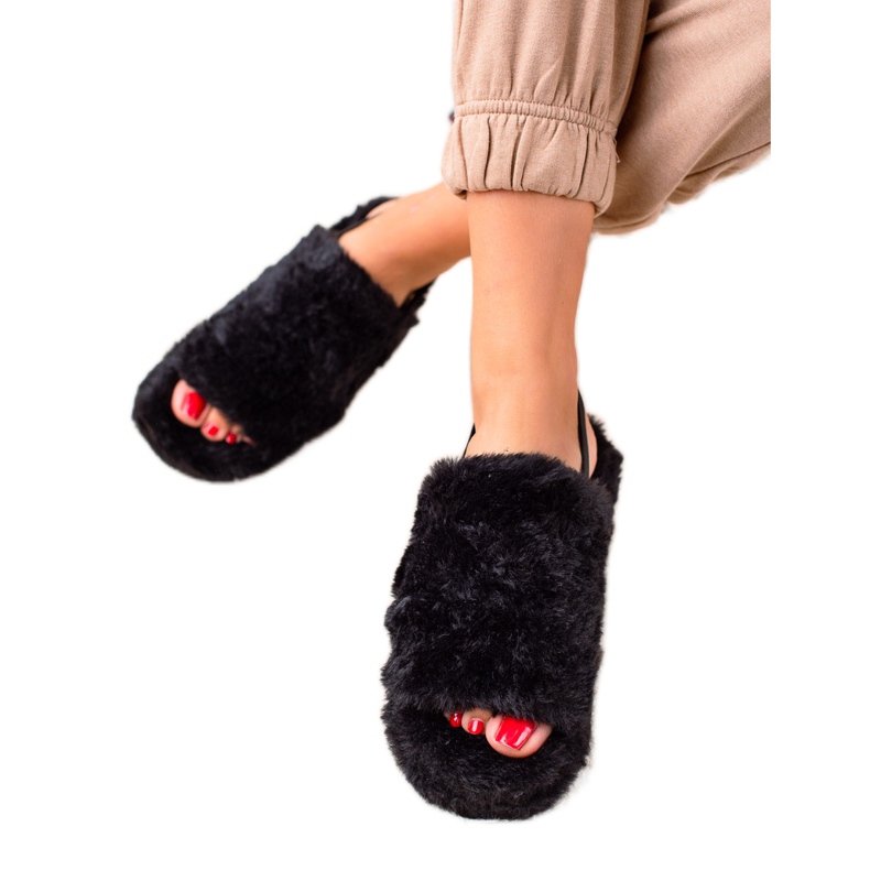 TRENDI Svarta tofflor på ett suddgummi