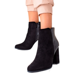 Janessa Snygga svarta stövlar på en stolpe