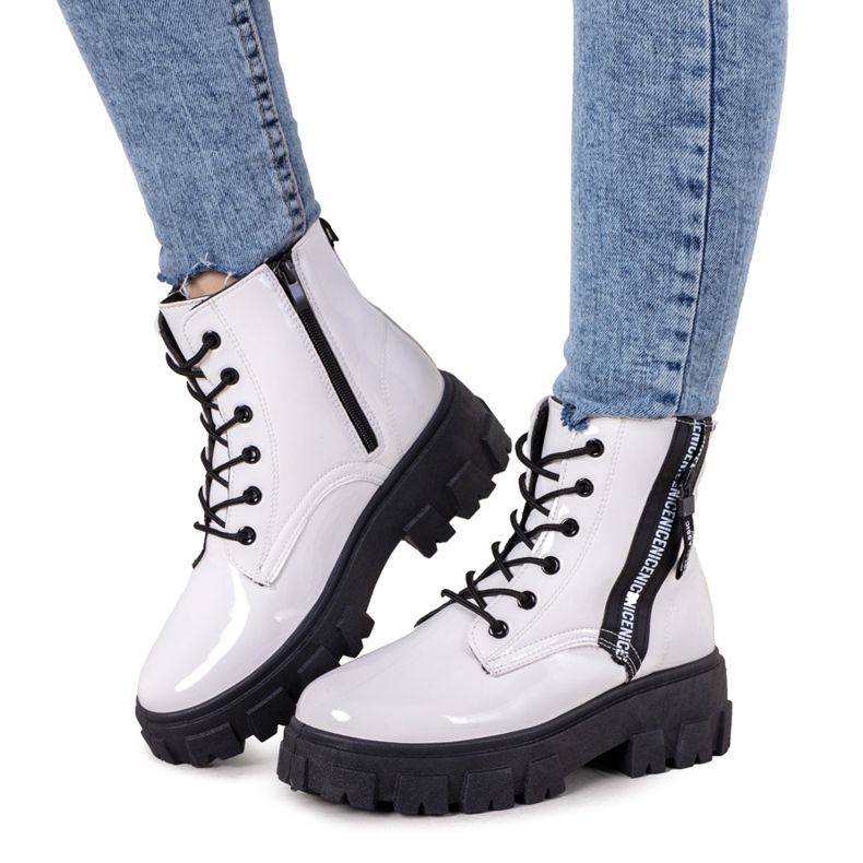 Vitlackerade stövlar Brisette