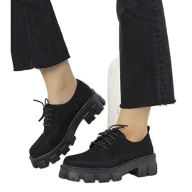 Svarta skor på en tjock Melisande sula