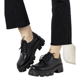 Svarta skor på en tjock Lamare -sula