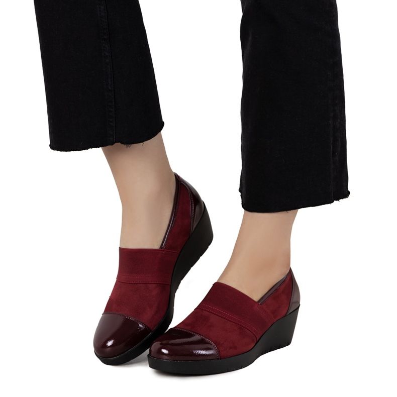 Maroon brogues på en kil Lirienne röd