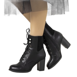 Svarta fotkängor på Vedette -stolpen