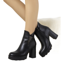 Svarta stövlar på Ophelia -stolpen