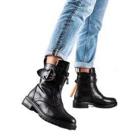 Erynn Svarta arbetare med ett spänne