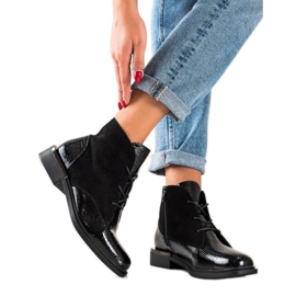 Svarta stövlar från Sergio Leone