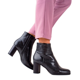 TRENDI Snake Print stövlar på ett inlägg svart