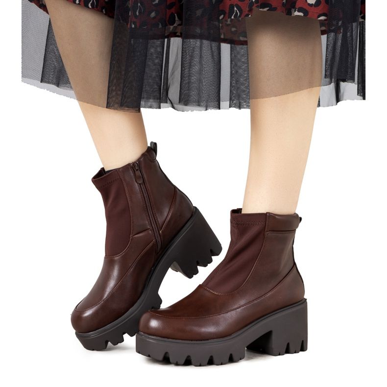 Bruna stövlar på en hög Halette -sula