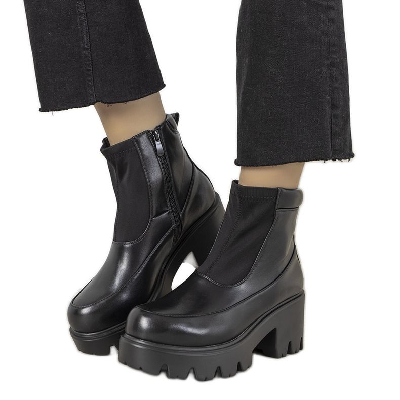 Svarta stövlar på en hög Halette -sula