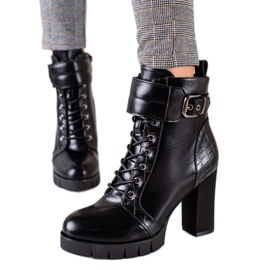 W. Potocki Snörda arbetare på en läderstolpe svart