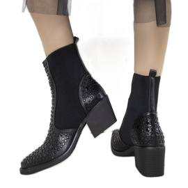 Svarta stövlar dekorerade med Camus dubbar