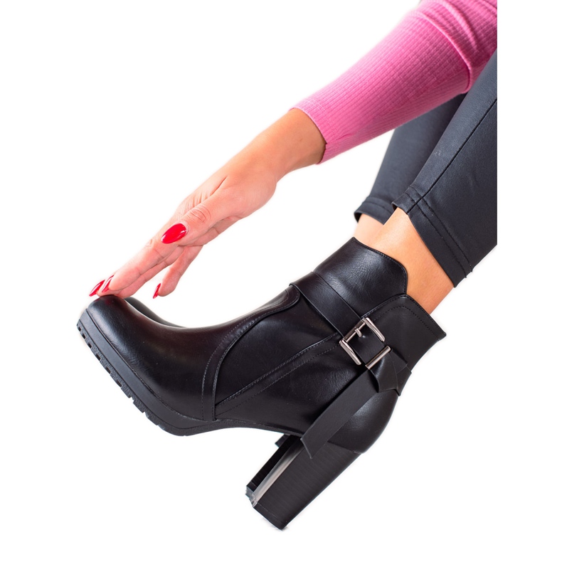 TRENDI Högklackade stövlar med spänne svart