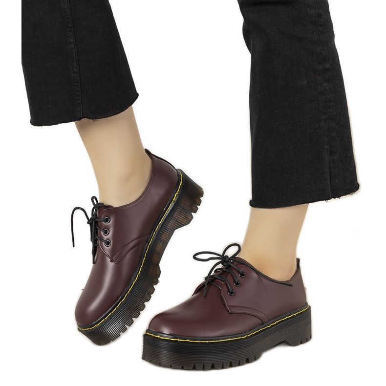Maroon brogues på en tjock Ronde -sula röd