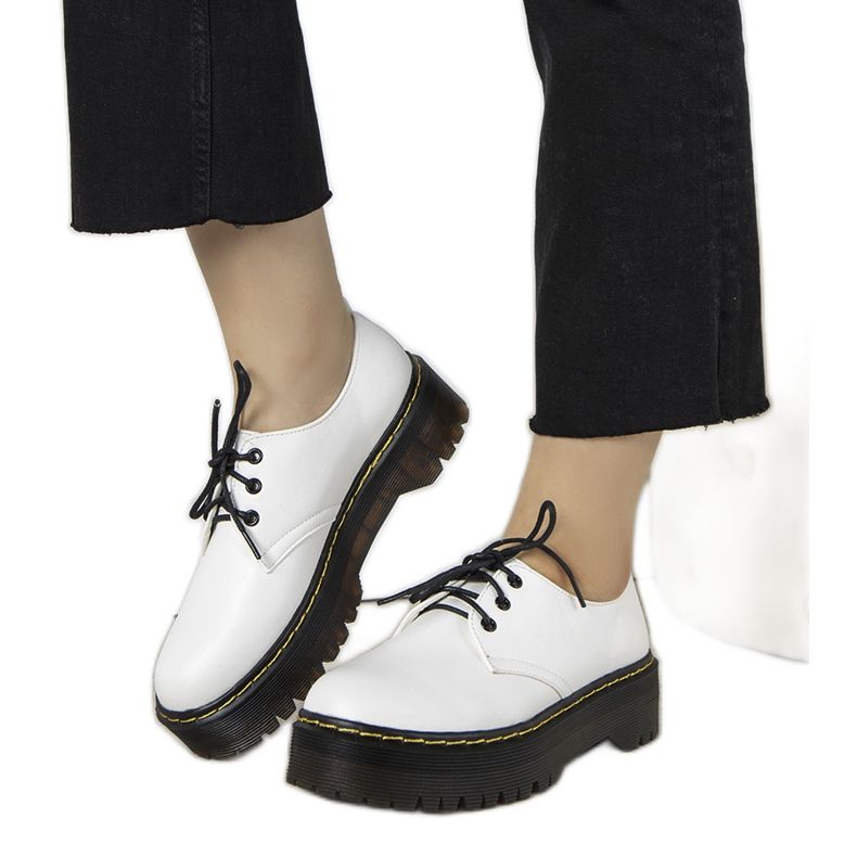 Vita skor på en tjock Ronde -sula