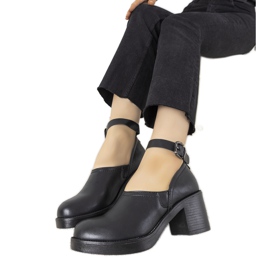 Svarta skor på posten som Christiane