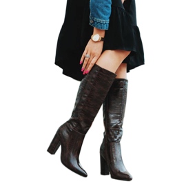 Bruna stövlar på stolpen till Phoebo svart