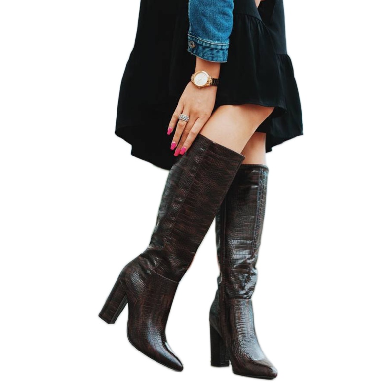 Bruna stövlar på stolpen till Phoebo svart