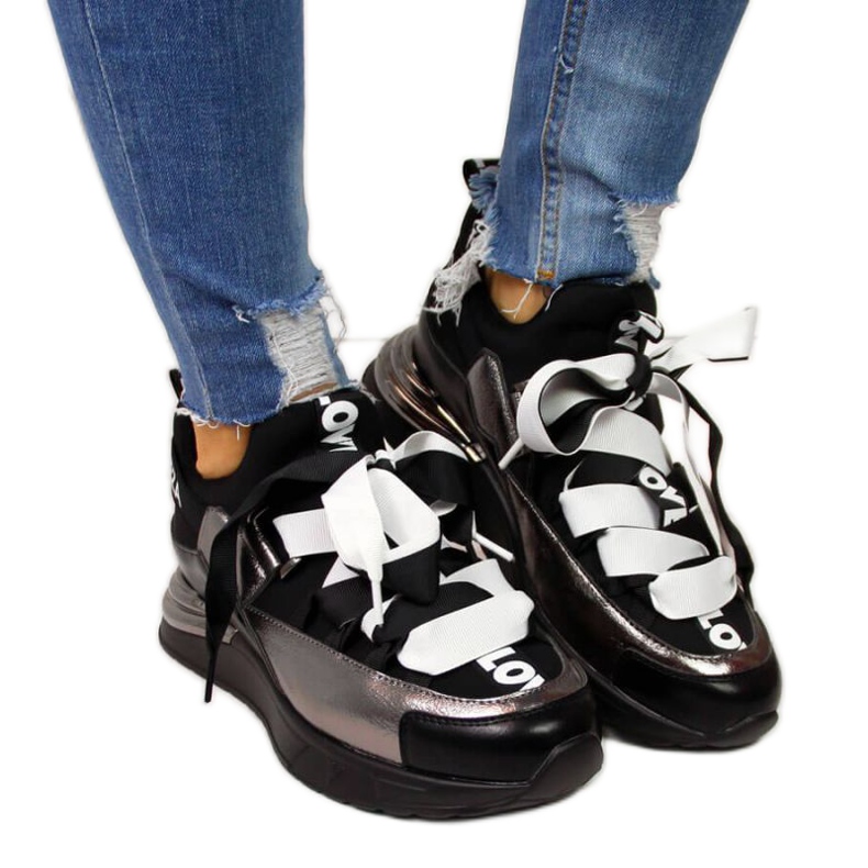 Svarta sneakers med Vinceza W JAN49B -inskriptioner