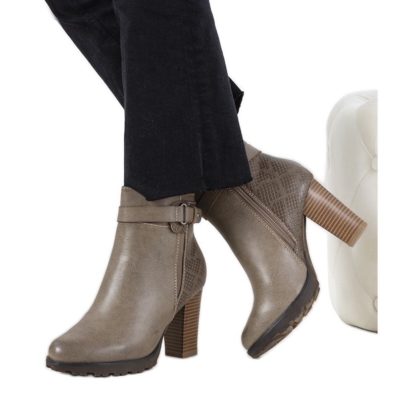 Bruna fotkängor på Heredia -inlägget kaki