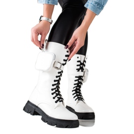 TRENDI Vita stövlar på plattformen