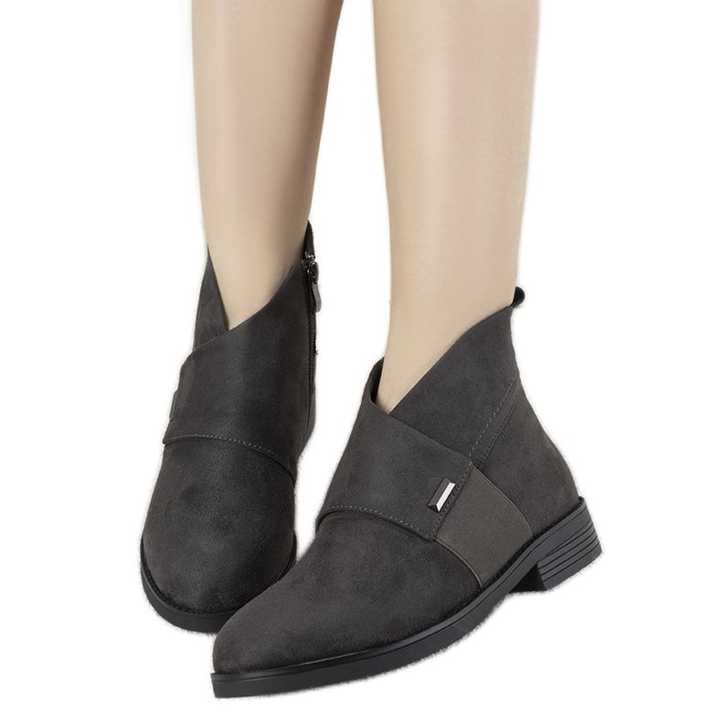 Grå stövlar med platta klackar från Grail