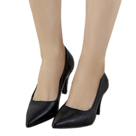 Svarta pumps på en tjock Day Off -häl