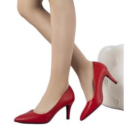 Klassiska röda pumps på en Cerise -häl