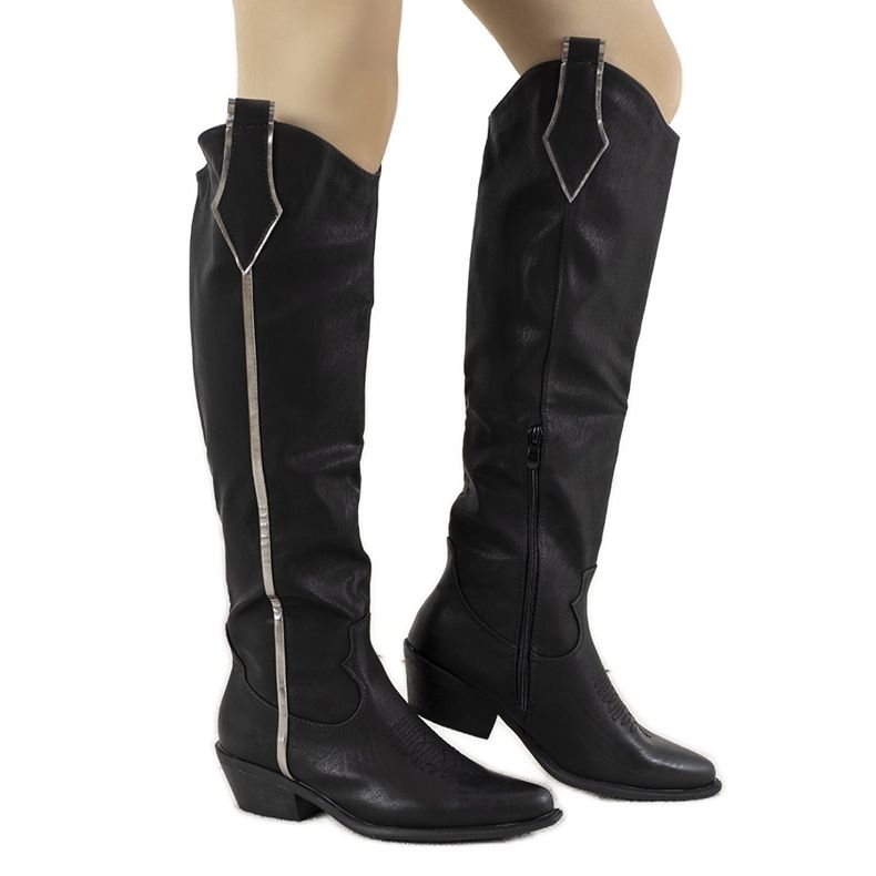 Svarta stövlar på Garay -stolpen