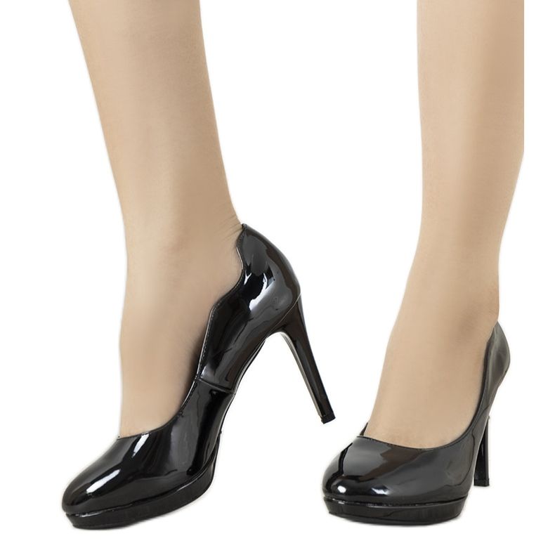 Svartlackerade pumpar på en Joleen -häl