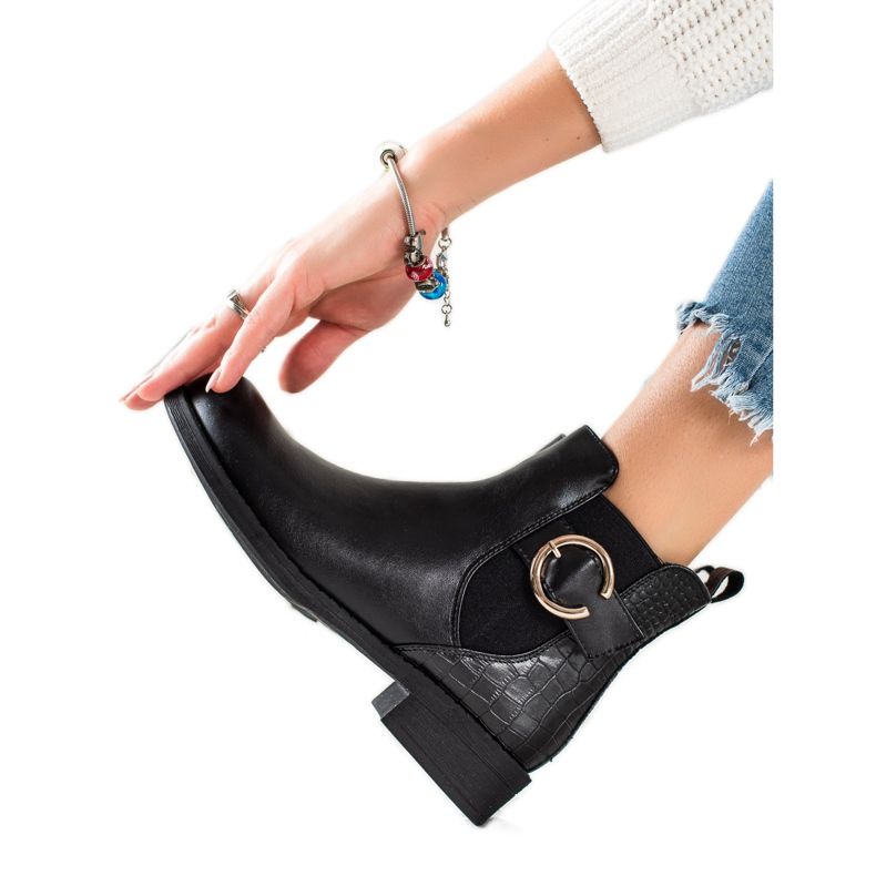 TRENDI Stövlar med ett guldspänne svart