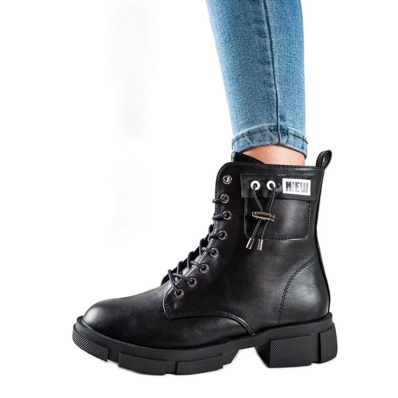 Goodin Svarta snörväskor med ornament