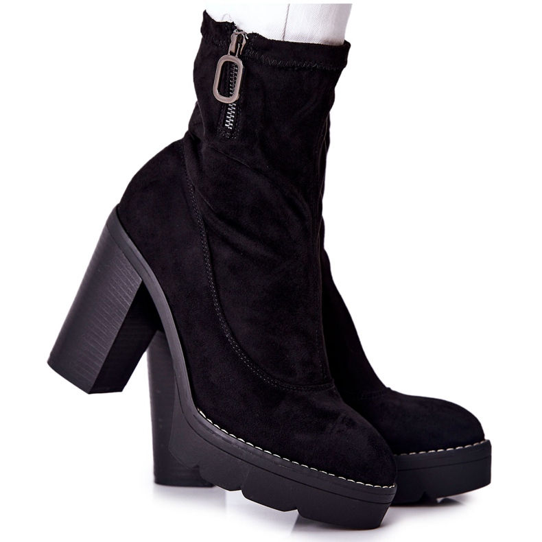 PG1 Svart Marlevo mocka stövlar på ett inlägg