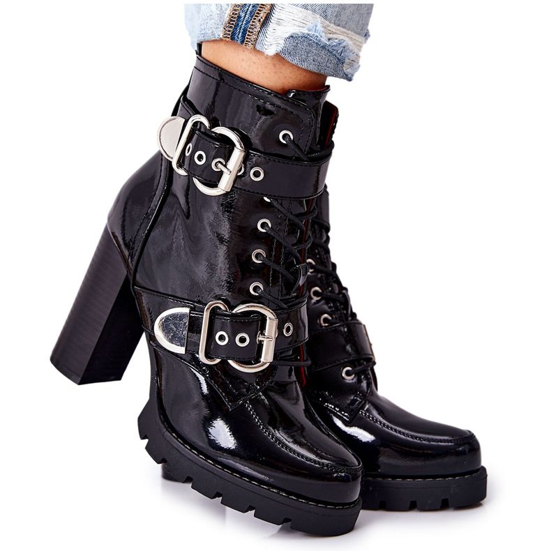 Lackade stövlar på en svart svarta Flaris med ett spänne