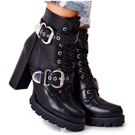 Stövlar på ett inlägg med ett spänne Svart Flaris