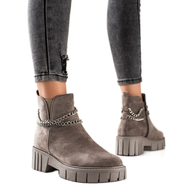 Goodin Stövlar På Plattformen Med En Kedja beige