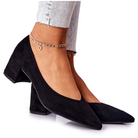 PG1 Mocka Pumps På En Svart Rossie Post