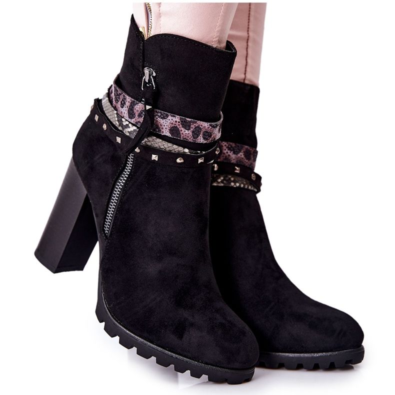 PG1 Mockastövlar På En Hög Stolpe Svart Besis